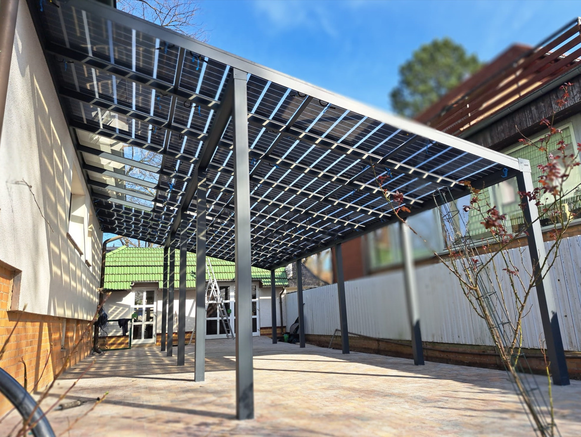 Moderne Solarterrasse mit Glaswänden und Aluminiumrahmen