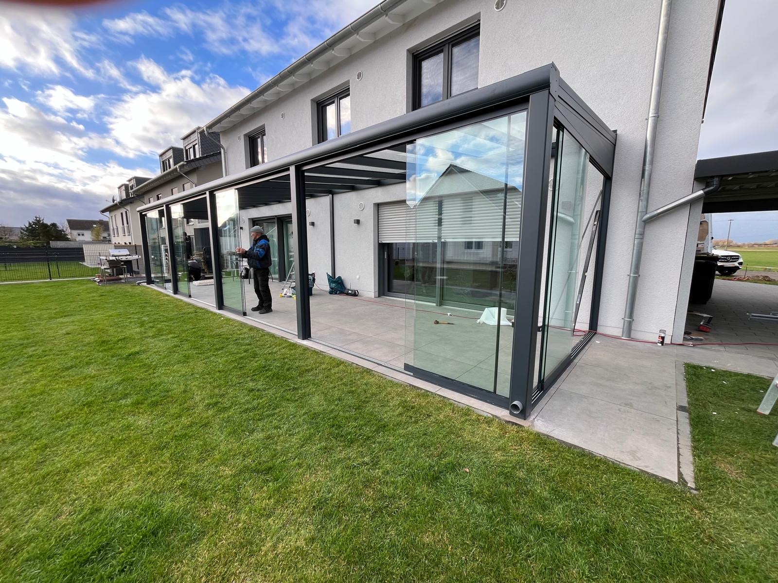 Eleganter Sommergarten mit Sitzbereich